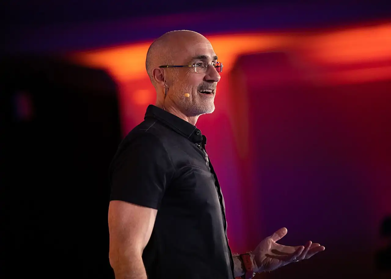 Brooks en una conferencia sobre felicidad